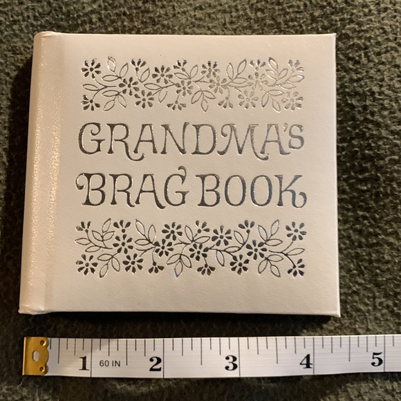 Vintage C.R. Gibson’s Grandma’s Brag Book in original box. Approx 4.5” x 4”. - Picture 6 of 12
